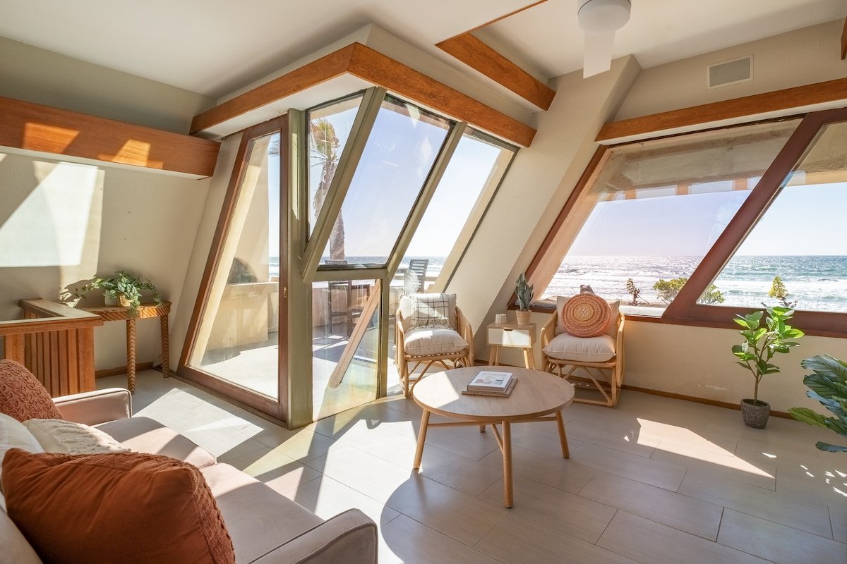 Luxe Oceanfront w/ HotTub | Icon of Mission Beach gallery image 4