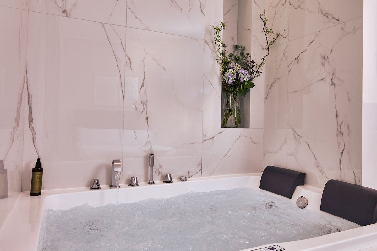 TR Campo de’ Fiori Suite w Sauna and Hot Tub gallery image 3