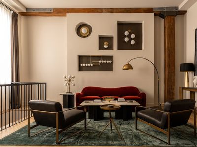 The Artisan’s Duplex – 8Bd/5.5Bth w/2 Car Parking!