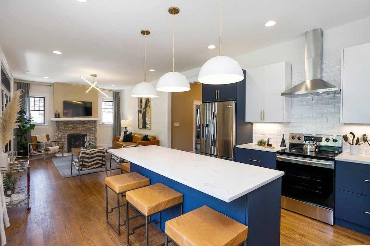 Upscale Craftsman, Hot Tub, Walk to Belmont & 12 S gallery image 5