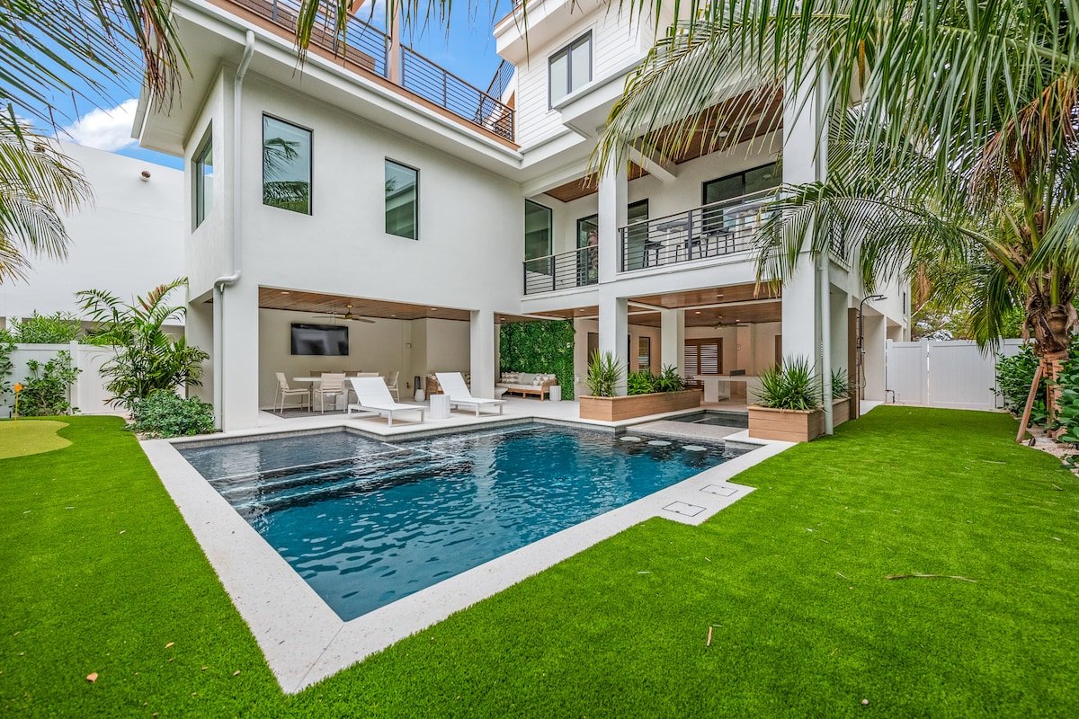 New Home w/ Incredible Rooftop Deck!- Just Breathe