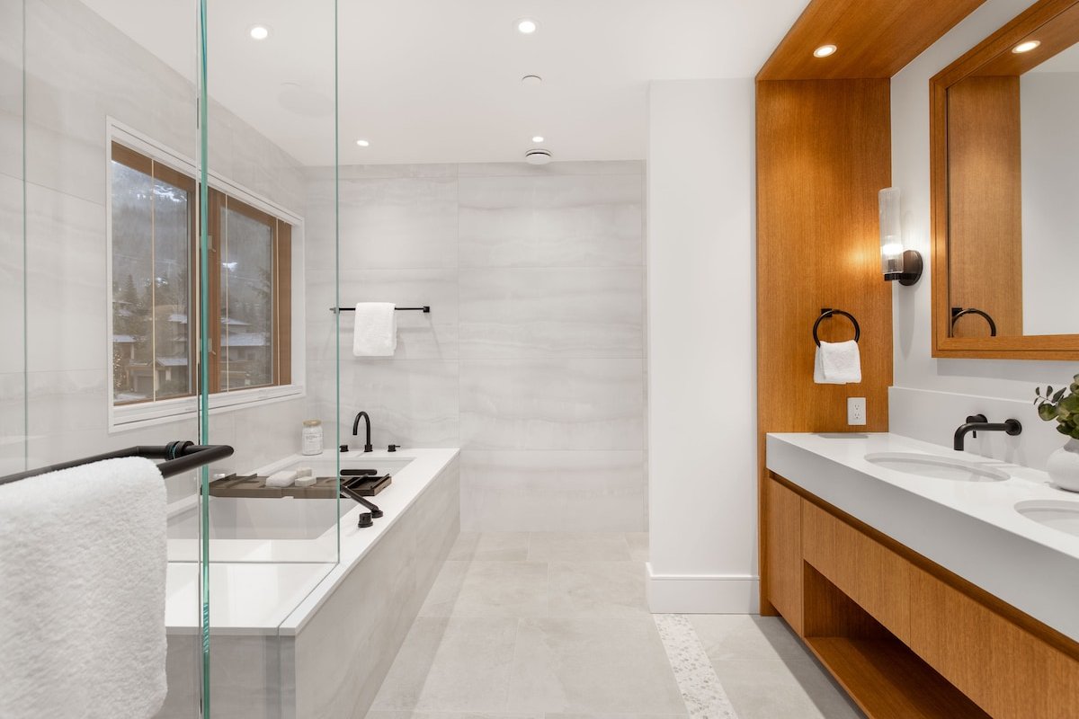 Cozy townhouse w/ ski access & hot tub gallery image 2