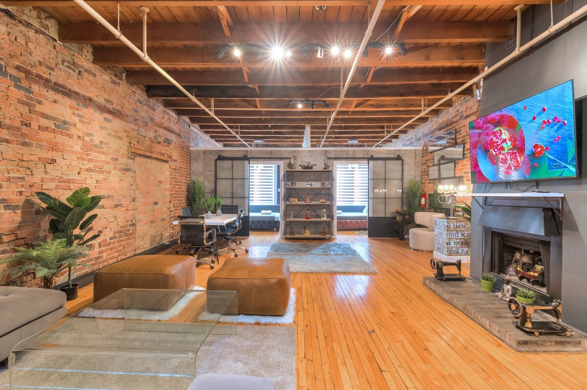 Charming 4BR Brooklyn Loft Central Old Montreal gallery image 2