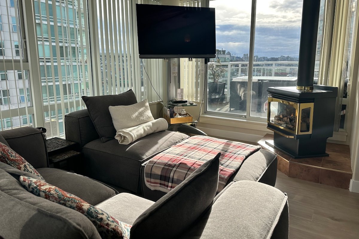 Penthouse w/ 3 Decks on Seawall with Water Views. gallery image 5