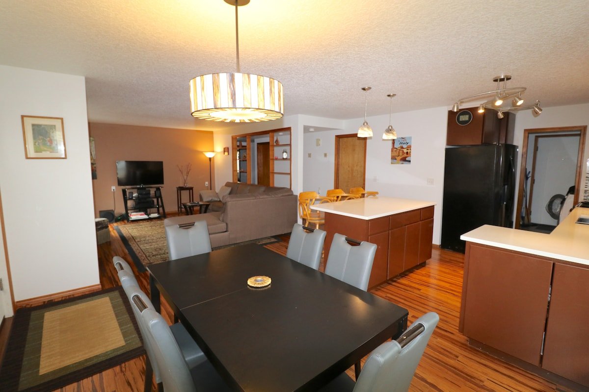 Alberta Arts Bungalow – 4 Bedroom gallery image 4