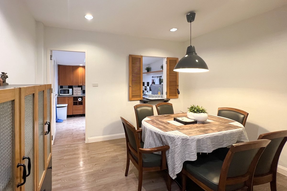 Neveu:The Duplex, 4 bedrooms Apt@MRT Sutthisan gallery image 4