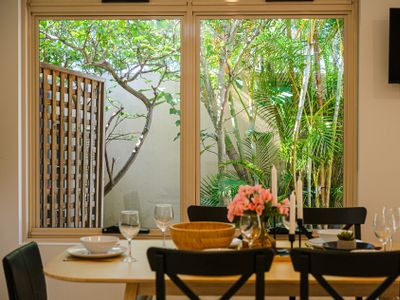 Secret Garden/North Sydney/Walk to Metro & Train