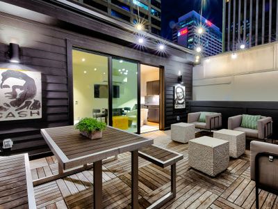 4BR DT Loft w/ Rooftop | Walk to Broadway! 10 Beds