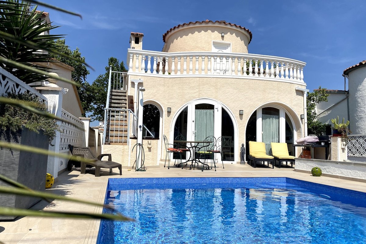 Jolie maison avec sa piscine privée WIFI gallery image 3