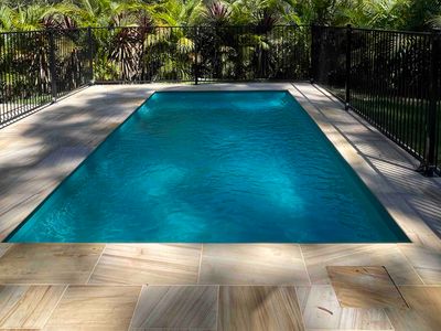 HIDE AWAY | Relax poolside & walk to Lizzie Beach