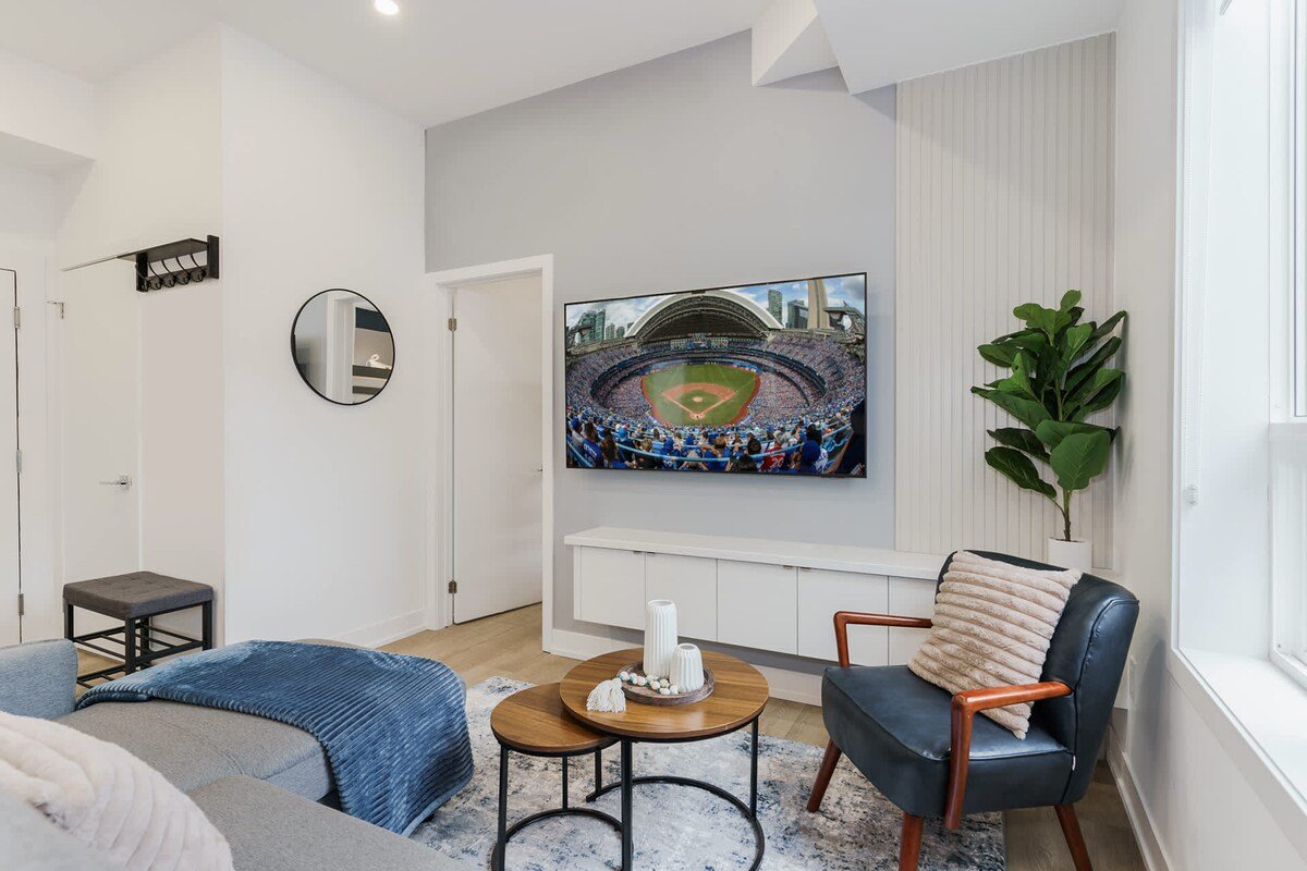 Casa Hotels McCaul | DT Suite Steps to AGO & OCAD gallery image 2