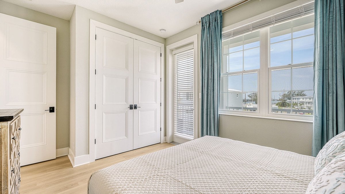 .08 Miles to AMI – Canal Front w/Heated Pool! gallery image 3