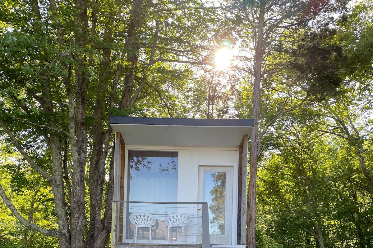 Private chic waterfront retreat-newly renovated. gallery image 5