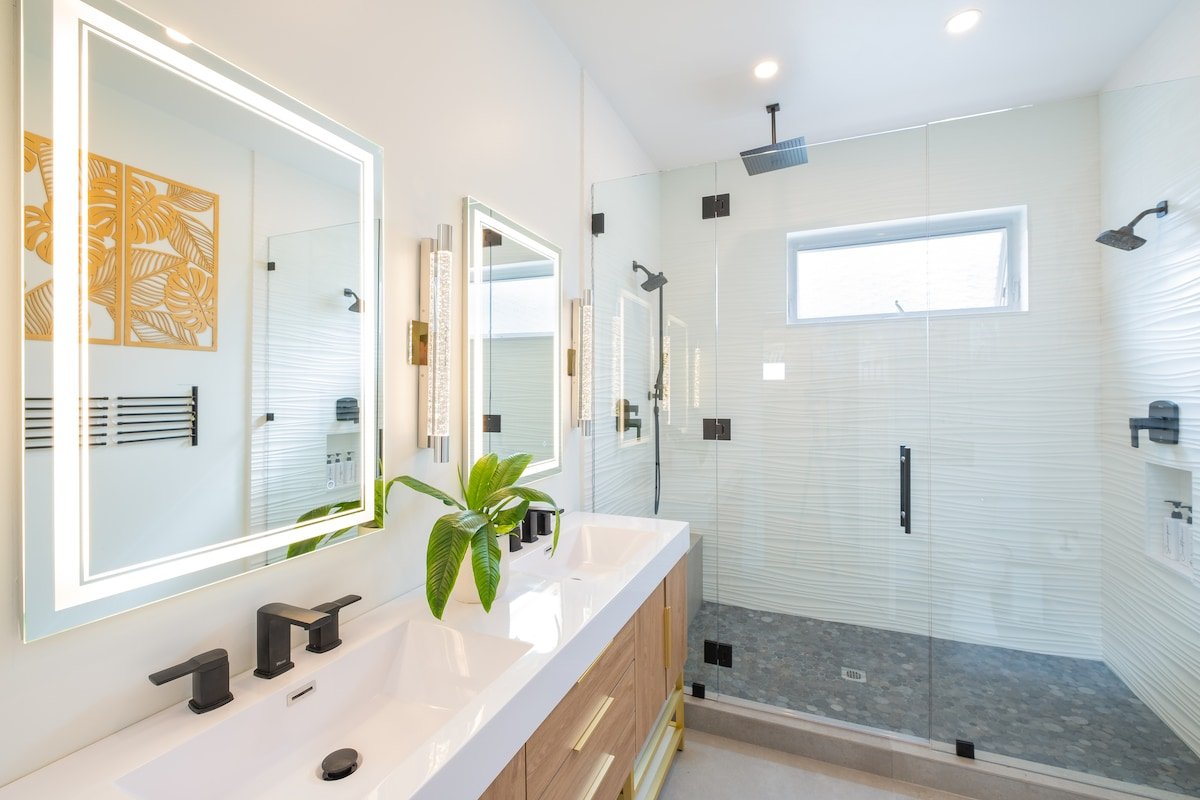 Luxury Family 4BR House & Spa Yard AC Garage BBQ gallery image 5