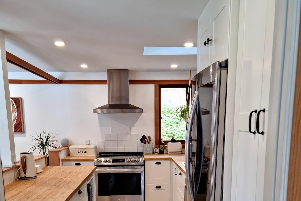 Charming waterfront Salt Spring Island B&B gallery image 5