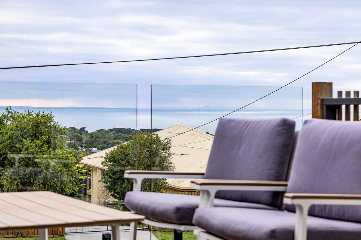 Summer Set family retreat with stunning bay views