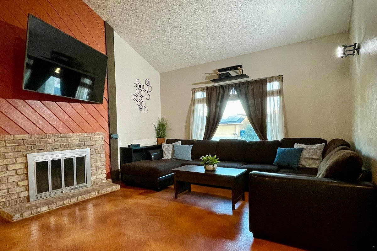 Ultimate Getaway! Pool, Basketball, FirePit & More gallery image 5