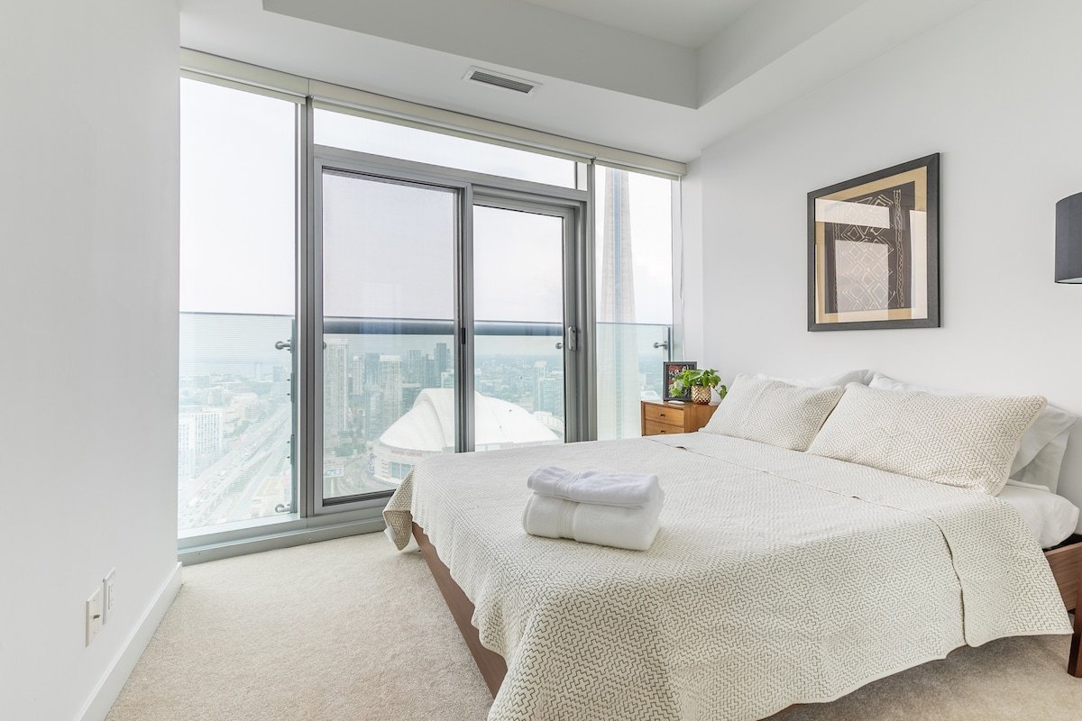 Corner Suite with Panoramic Lake & CN Tower View gallery image 5
