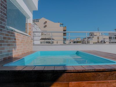 Cobertura aconchegante com piscina 5min. da praia