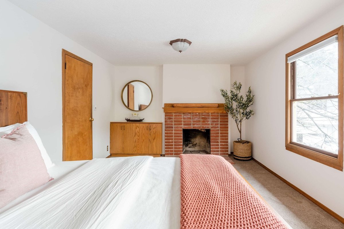 Historic 4BR • Sleeps 11 • Updated Craftsman gallery image 5