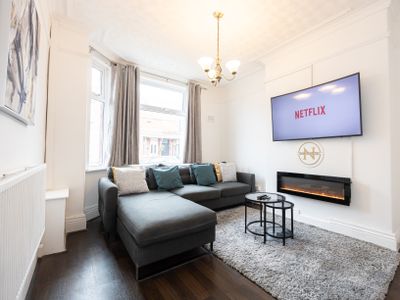 Old Trafford 3BR – Parking – WIFI – Sleeps 4