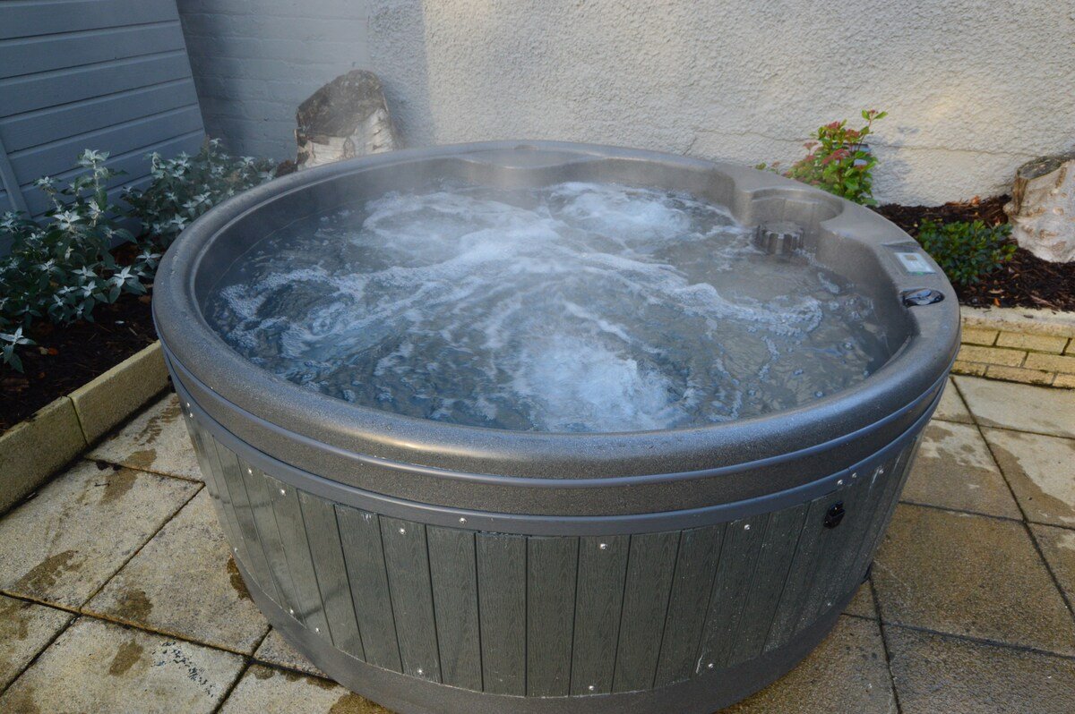 Luxury City Villa w/ Garden & Hot Tub, sleeps 6 -7 gallery image 3