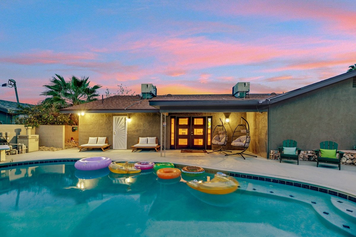 Vegas Villa Pool BBQ 5 mins to Las Vegas Strip! gallery image 2