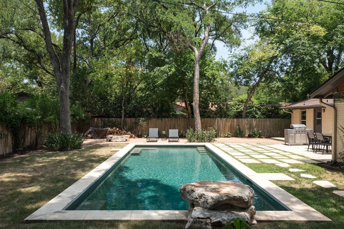 Barton Hills Butterfly Oasis with pool gallery image 2