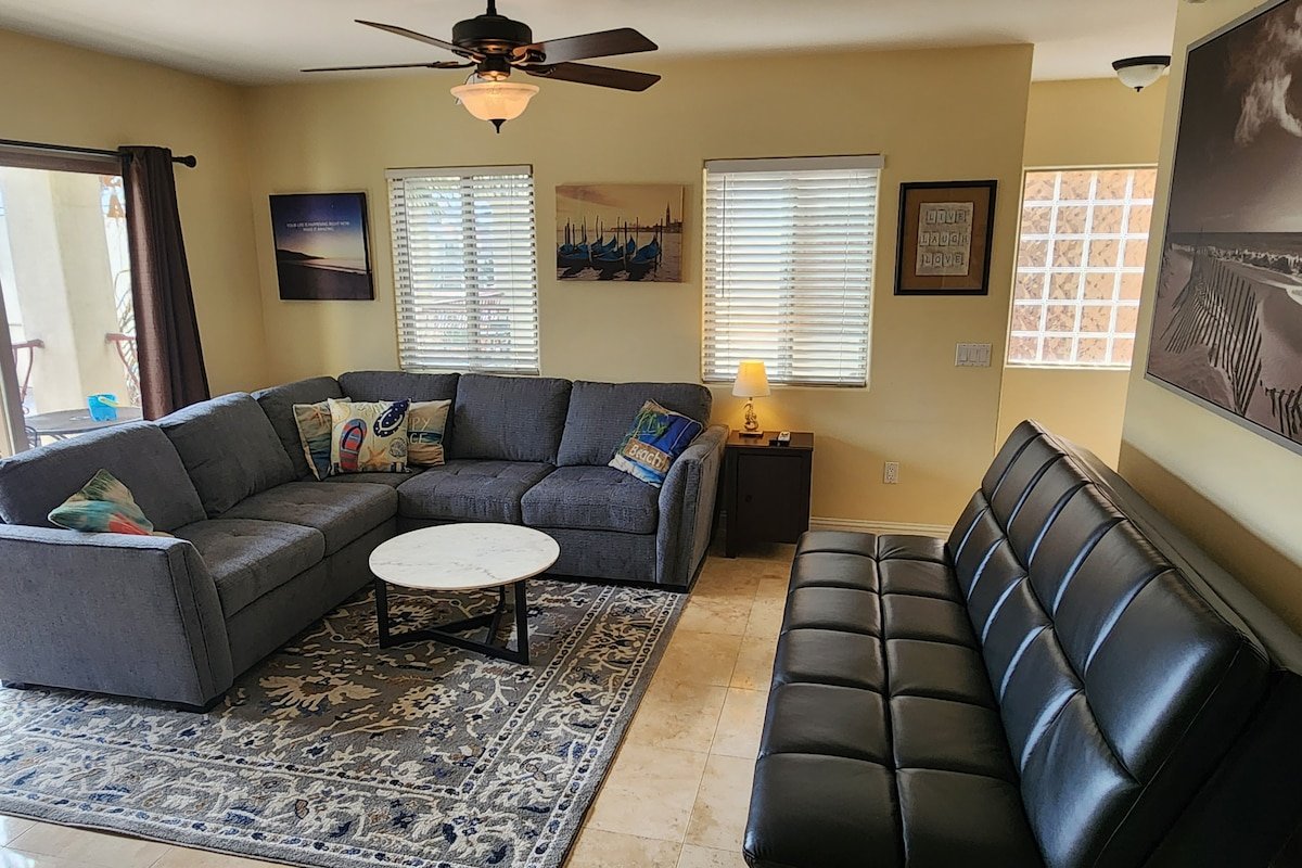 Beautiful By the Beach/King bed/AC/2 car garage gallery image 4