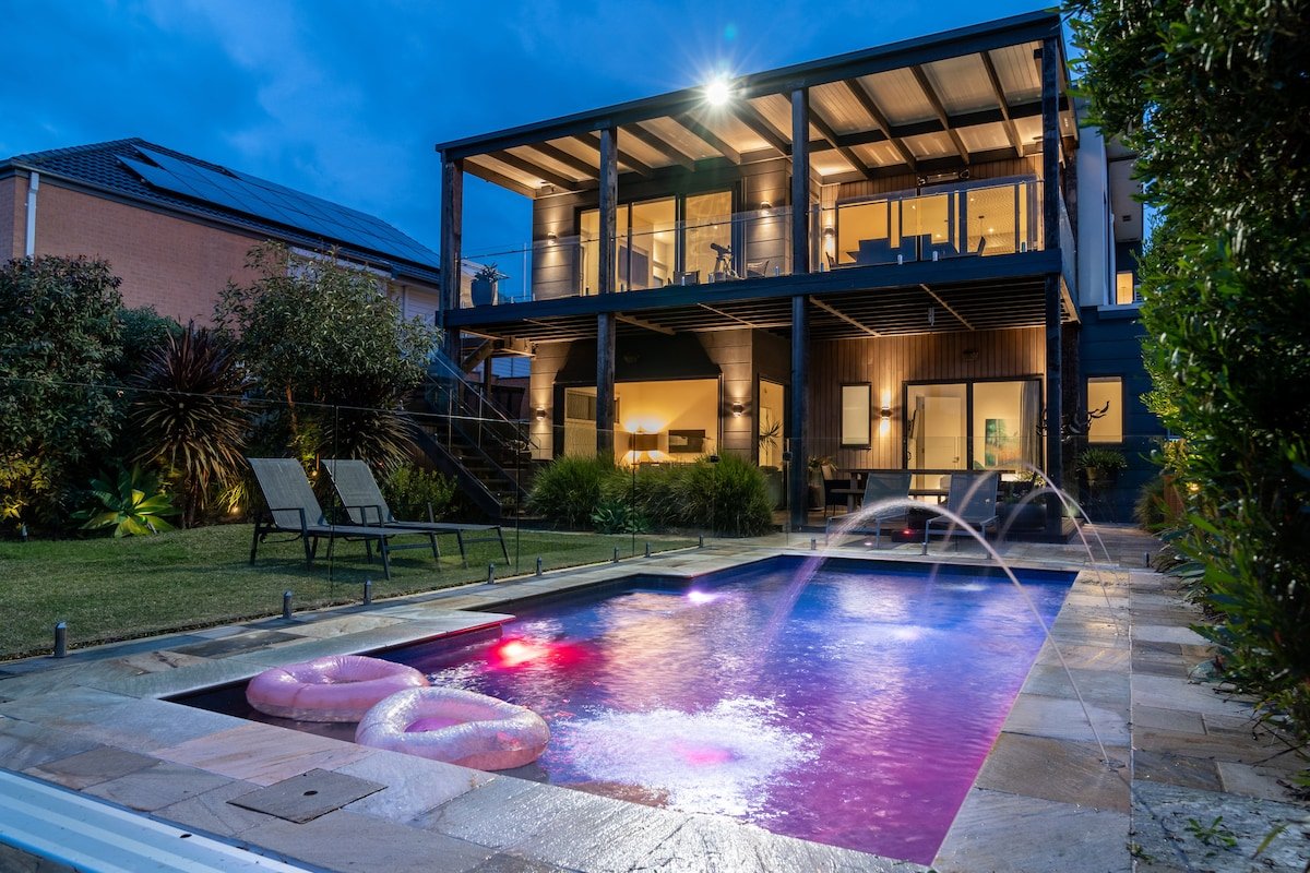 4BR Stylish Pool & Bay-View Retreat gallery image 2