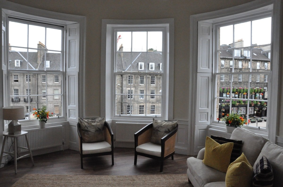 Large and bright 2nd floor city centre apartment gallery image 2