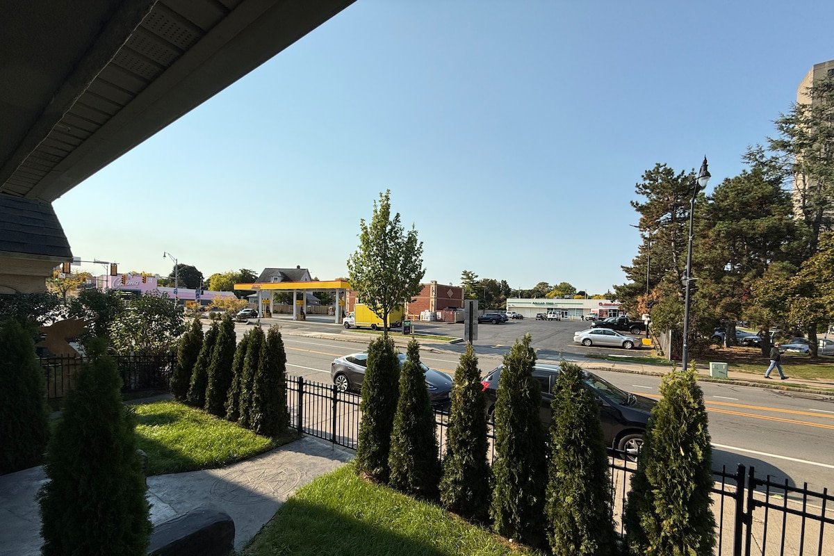 South Wedge 3BR—Your Urban Oasis! gallery image 3