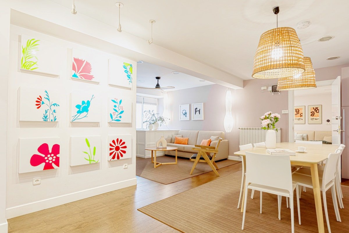 ❤ of San Sebastian | Walk Score 99 | 3 Baths gallery image 3