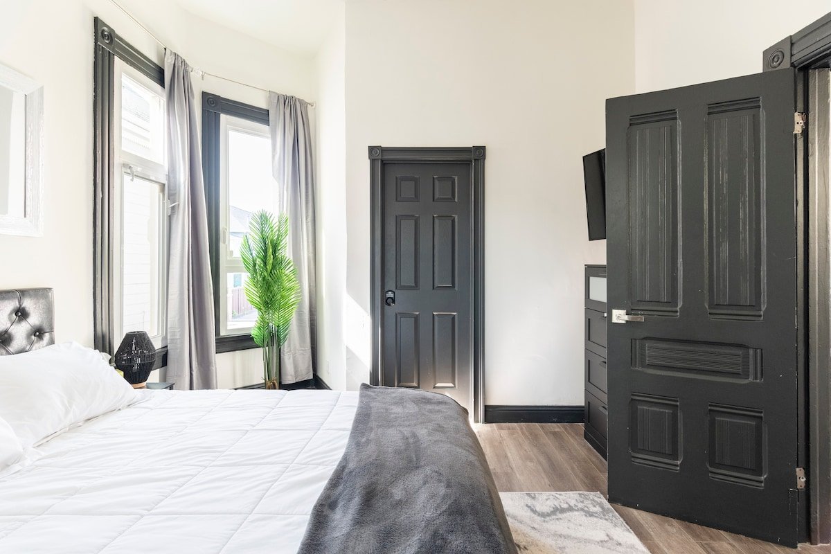 The Noir & Ivory Oakland Home gallery image 5