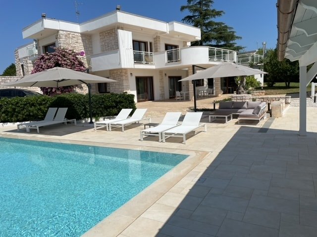 Exclusive Luxury Villa with pool and Spa gallery image 3