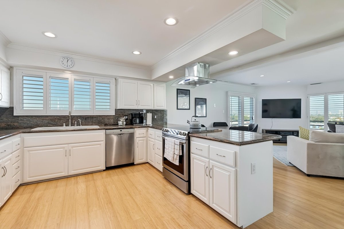 3Bd with Amazing City Views! gallery image 5