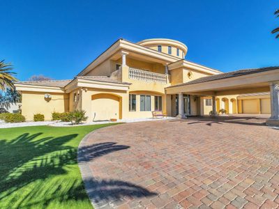 15,000 Sqft 5min from strip! 1.5 acre Mega Mansion