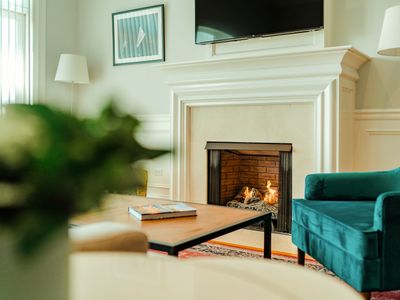 Chic 3BD/2BA Suite w/ Full Kitchen & Washer/Dryer