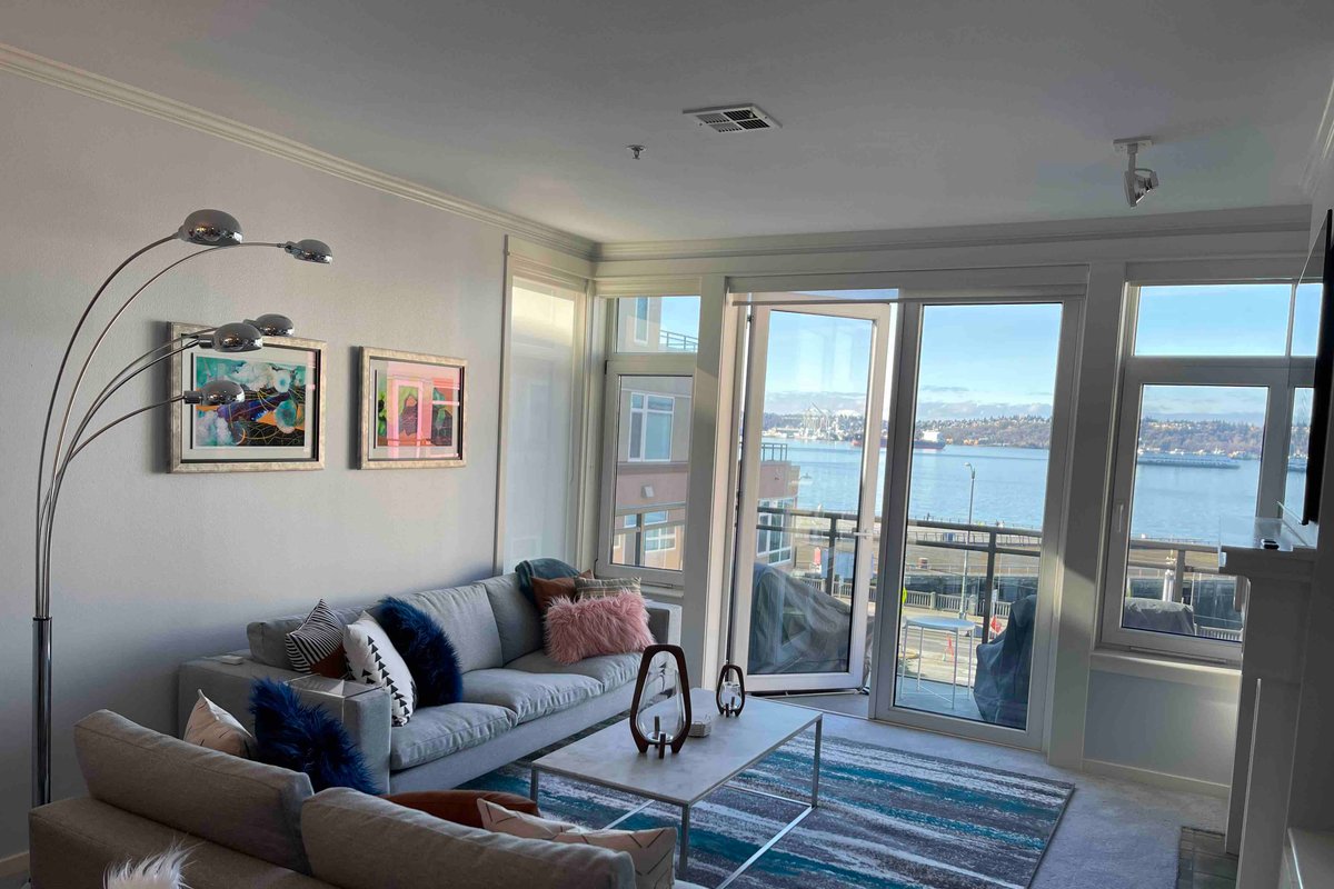 Gorgeous waterfront 2BR with designer furniture