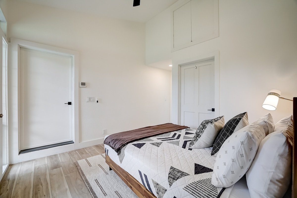 Scenic 5BR Ranch on 3 Acres w/Cinema – Near Austin gallery image 4