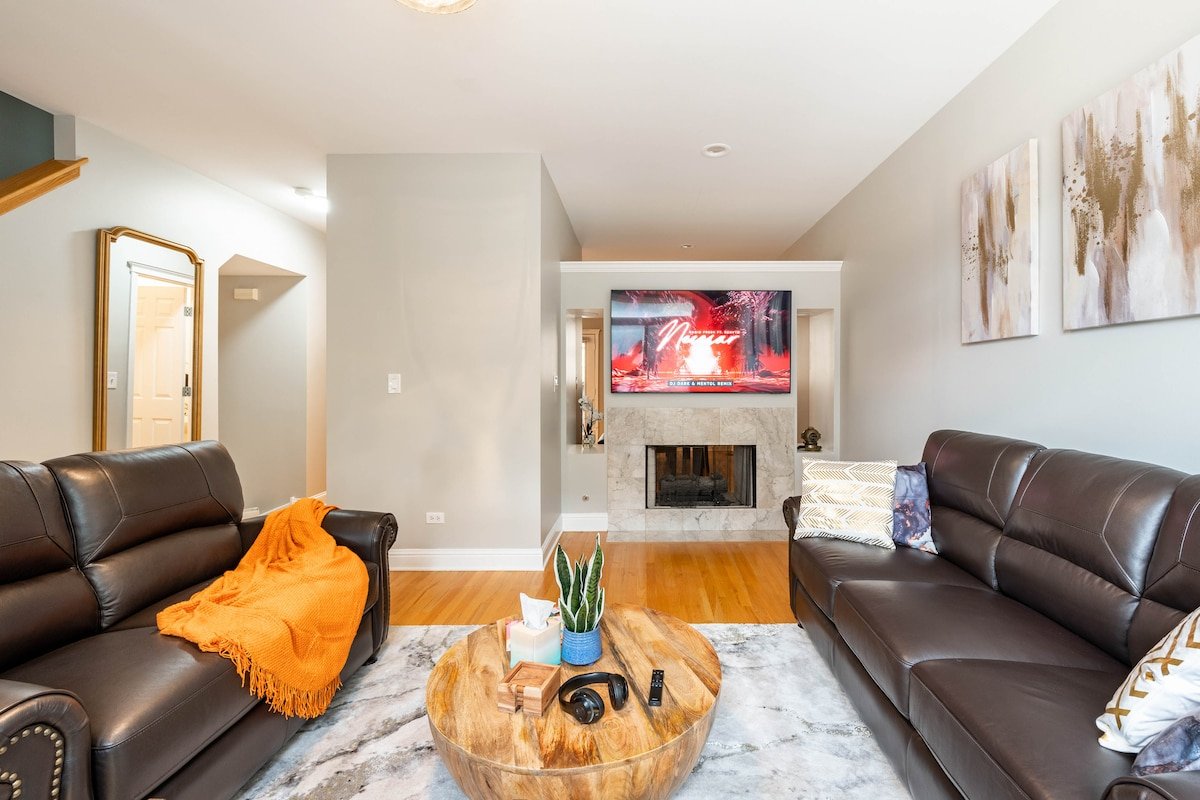 Old Town/Lincoln Park Luxury Home Garage & Rooftop gallery image 3