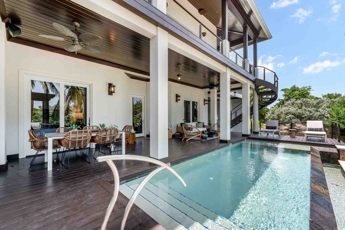 Ritz-Carlton Deckhouse #1 by Grand Cayman Villas gallery image 5