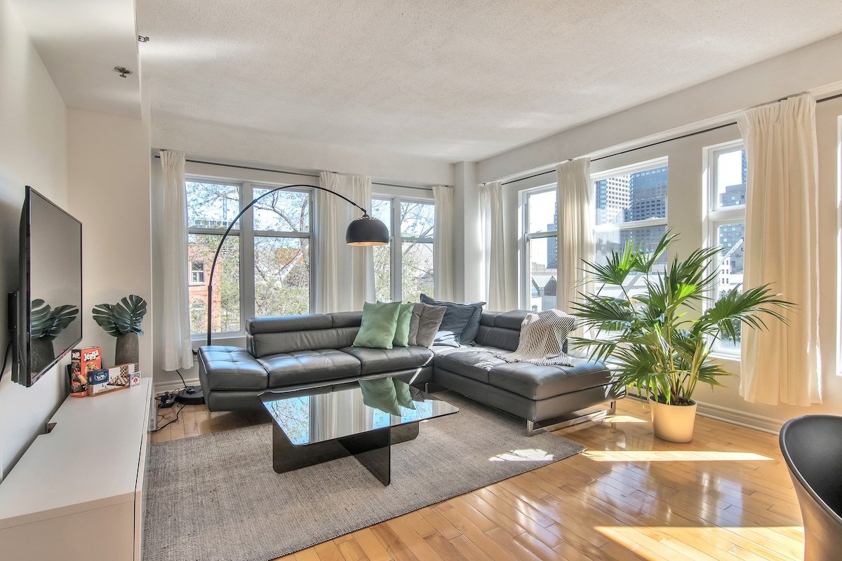 2 Bedrooms Condo Place-des-Arts/Downtown 8 J gallery image 2