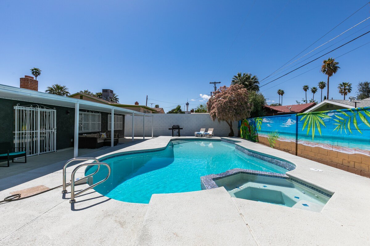 Gorgeous 6 Bed Oasis w/ Pool! 3 Mins to the Strip! gallery image 3