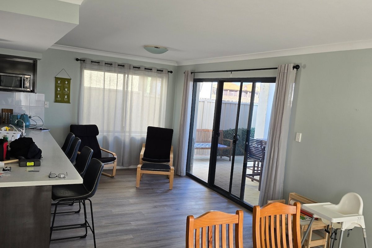 Seaviews-Looking for the ultimate coastal escape! gallery image 3