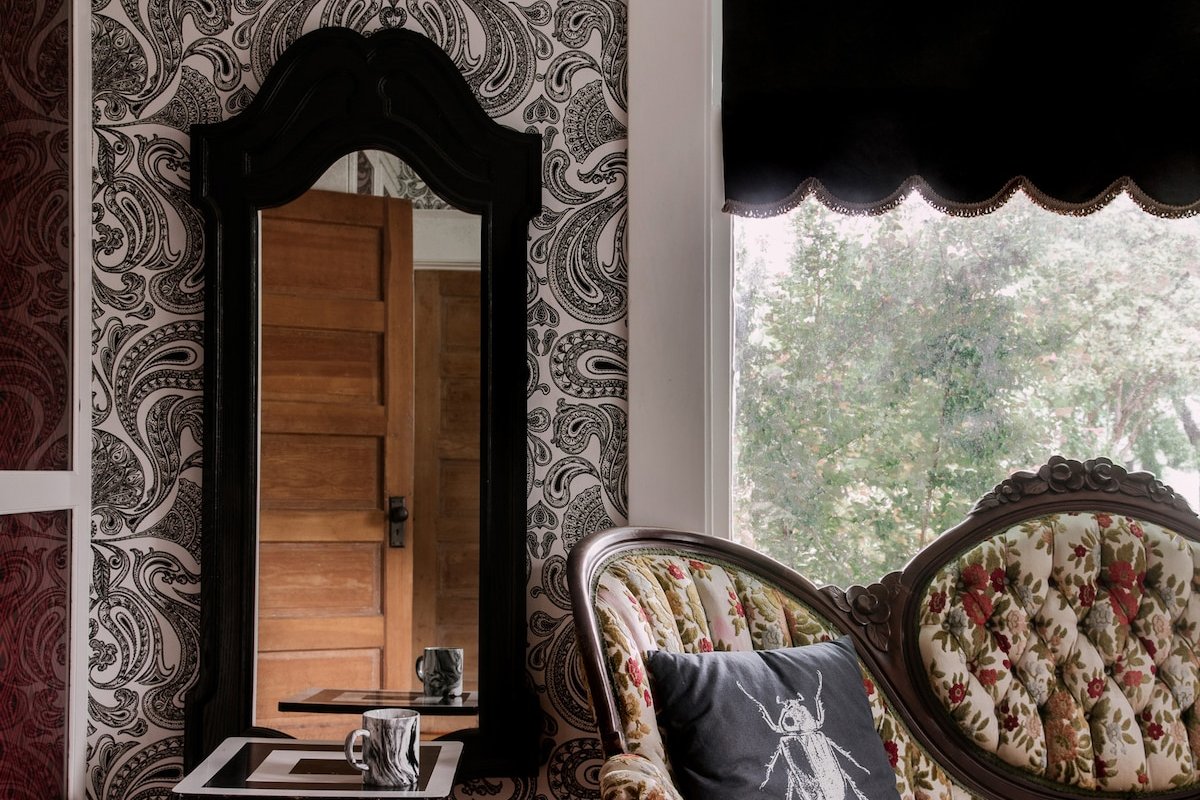 Elegant Historic Estate: Professionally Designed. gallery image 3