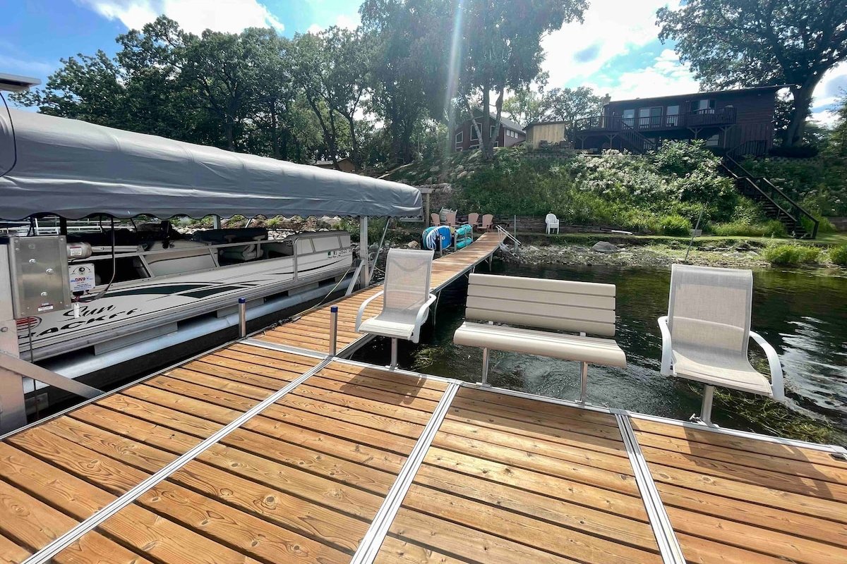 Cedar Lake getaway w/sauna – cozy fireplace! gallery image 4