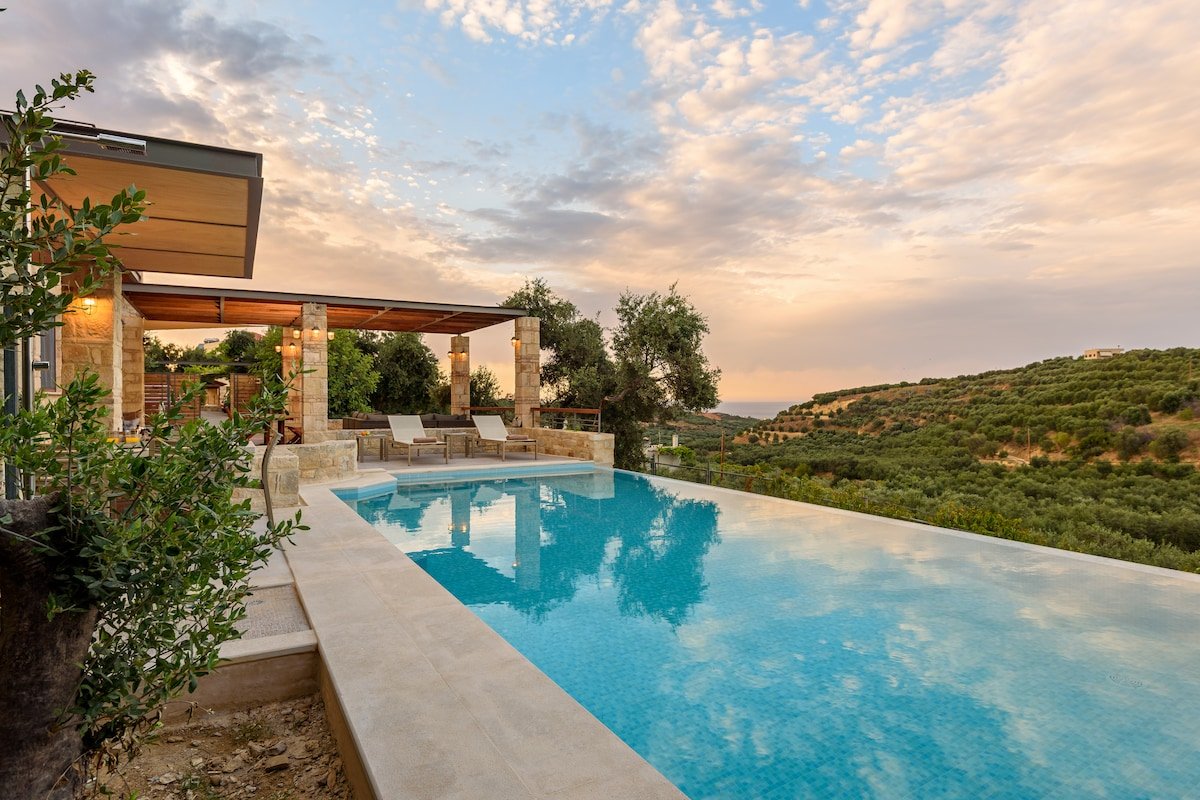 Romantic villa with 4 bedrooms & private pool. gallery image 2