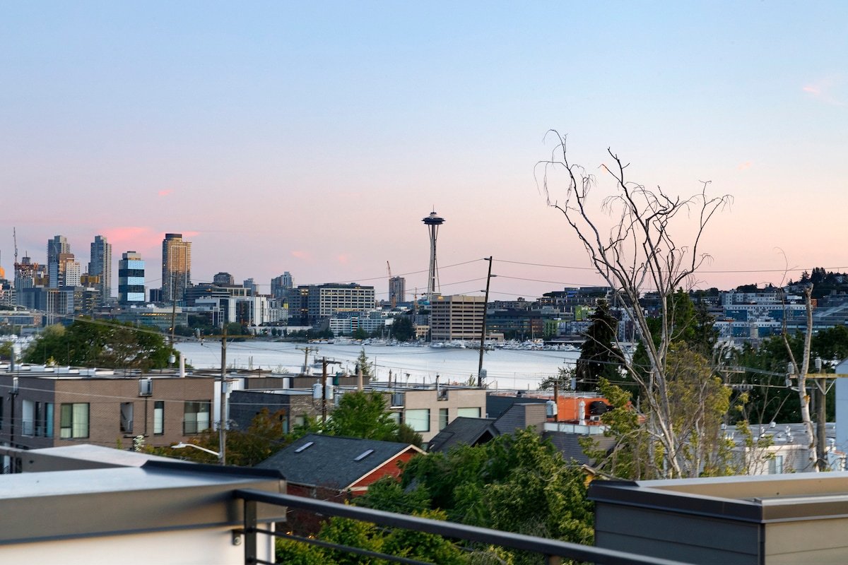 Best Seattle Views | Space Needle & Lake | Parking gallery image 3