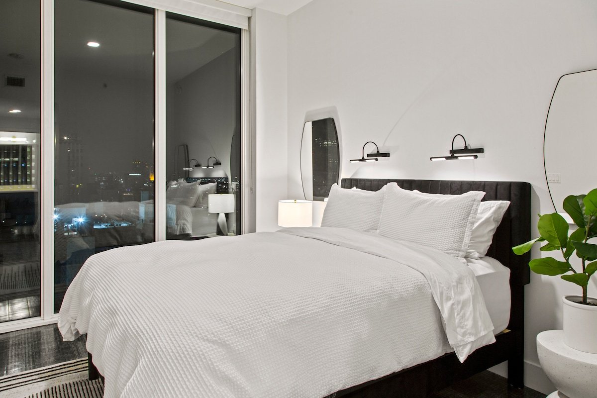 Corner High-Rise with Downtown Los Angeles Views gallery image 3